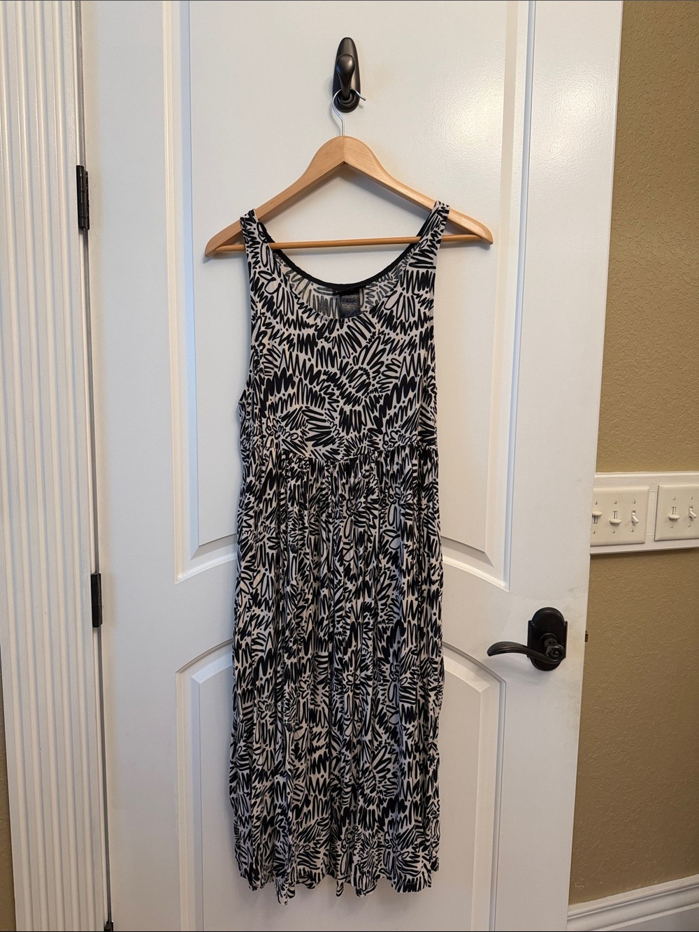 NOOWORKS Naomi Black and White Patterned Sleeveless Midi Dress M